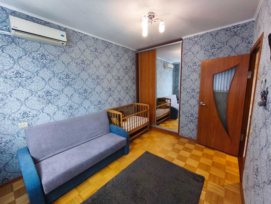 Продам 2-х кімнатну квартиру з меблями і технікою!