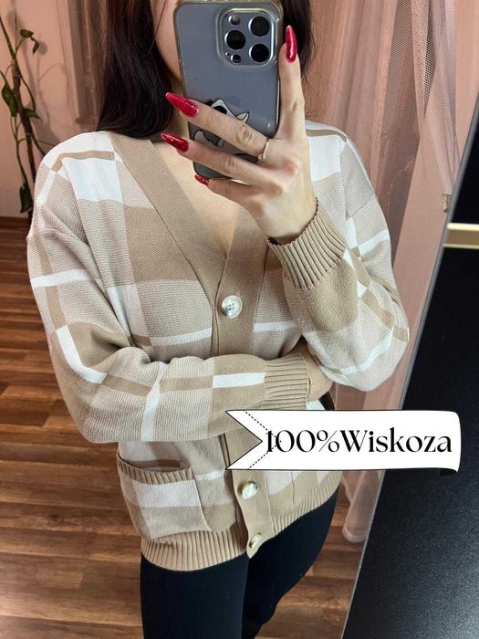 Sweter z wiskozy beżowy biały w kratkę L na guziki zapinany
