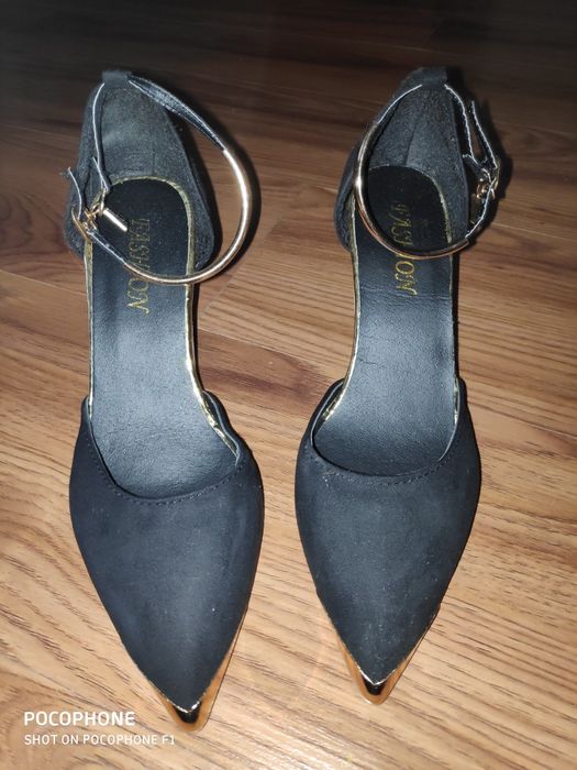Sapatos pretos e dourados