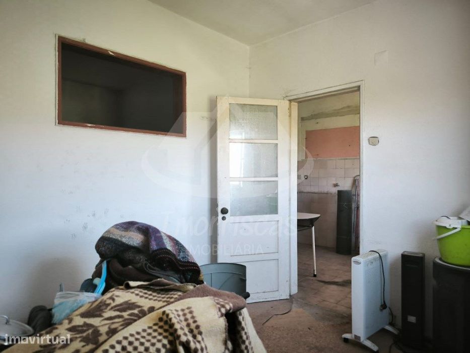 Prédio de 2 pisos para remodelação no Bairro de São João em Camarate