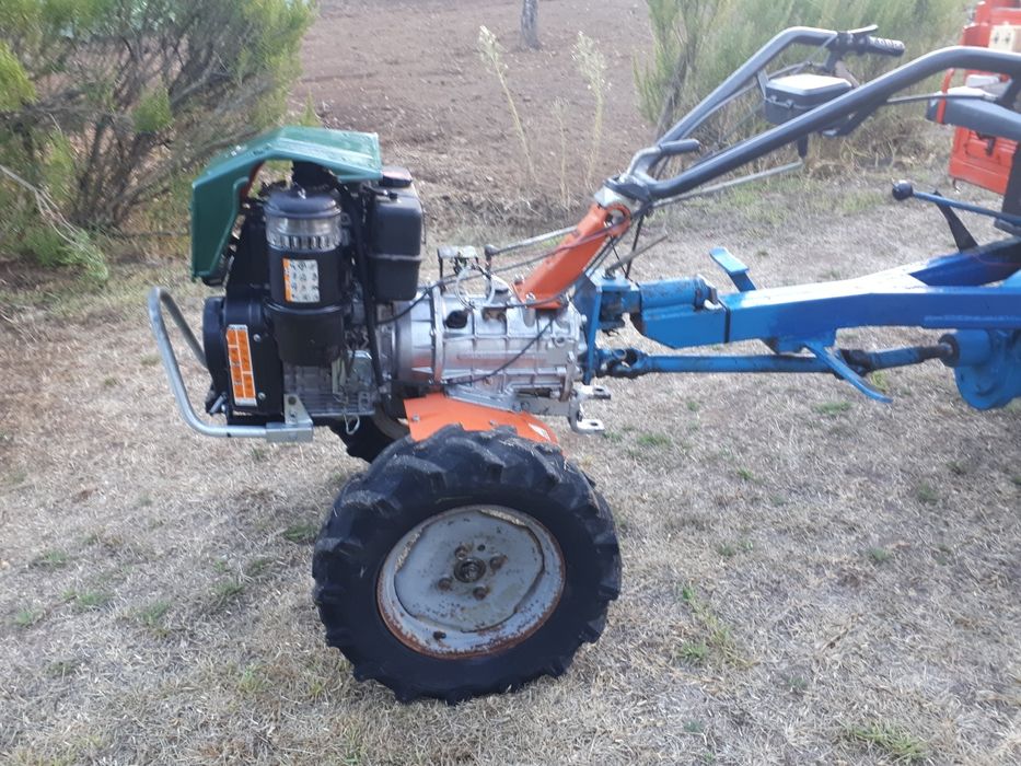 Motoenxada Lombardini 12 cv 4x4, reboque c/ tração e freze