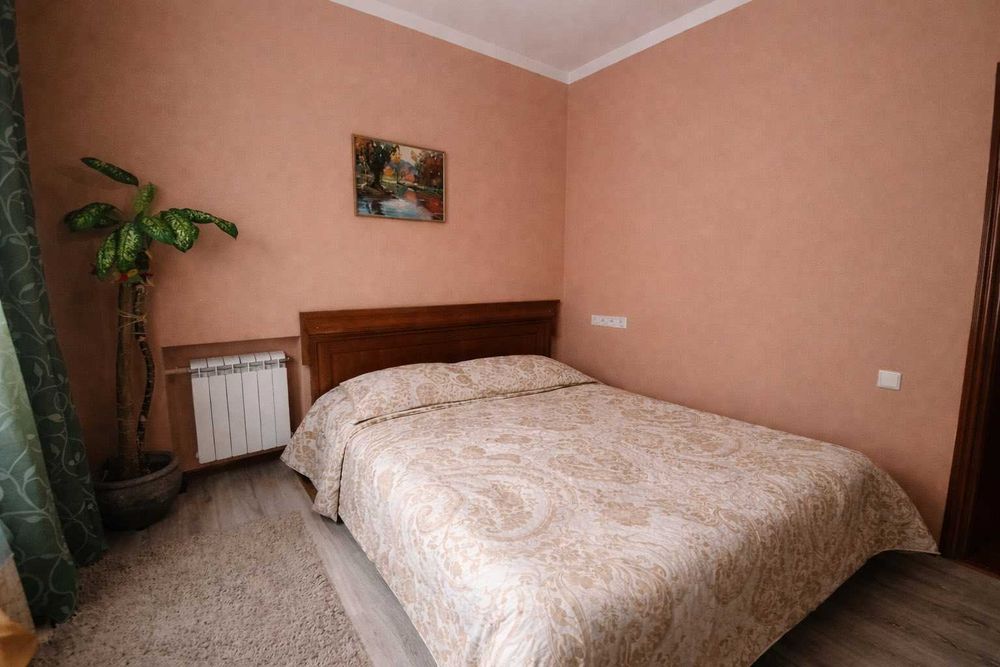 Дом 400 кв., 5  спален, сауна,бассейн,бильярд,генератор.До 30 человек.