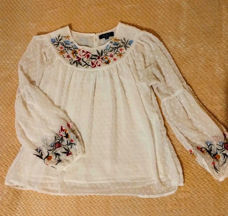 Elegancka bluzka biała z haftem w  kwiaty, M/L, stylizowana na folk