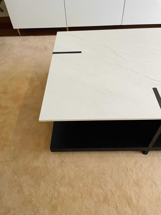 Mesa de centro folheado a carvalho escuro com tampo em dekton (Nova)