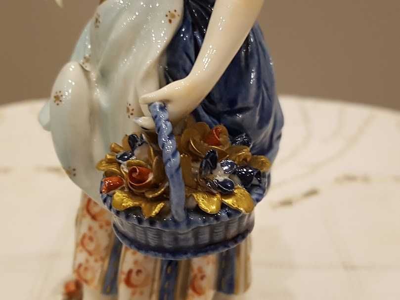 Figurka "Kobieta z koszem kwiatów", porcelana Turyngia.