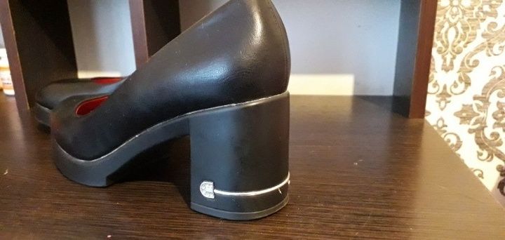 Чёрные туфли на каблуке