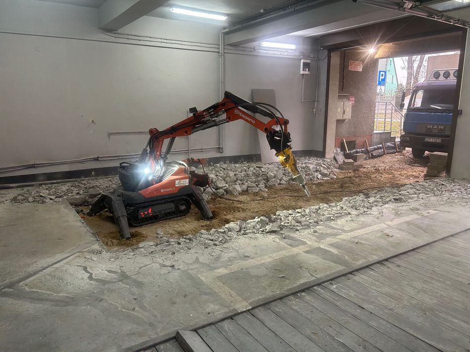 Kruszenie, kucie betonu robotem wyburzeniowym, wyburzenia techniczne.