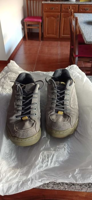 Diversos sapatos e ténis de marca