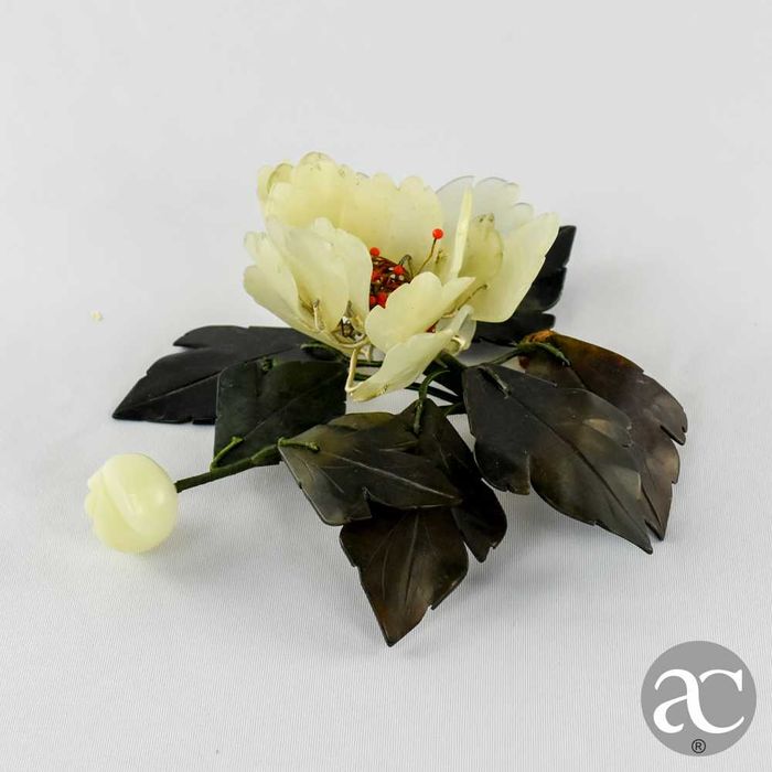 Arranjo floral, China, feito em pedra, quartzo e jade