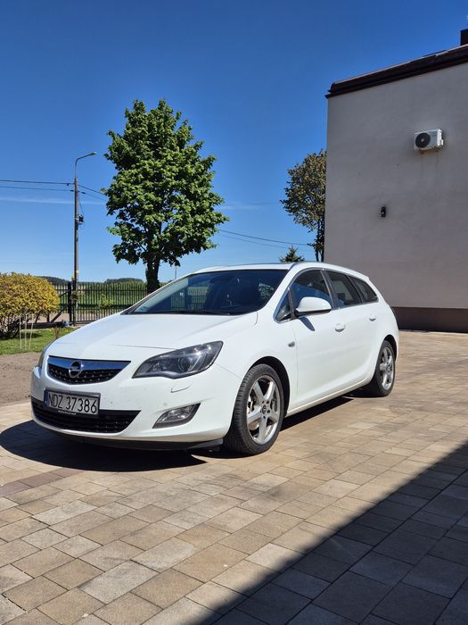 Opel Astra J 2011