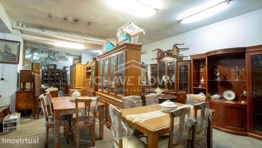 Garagem / Armazém Independente com 256m² na Avenida da República