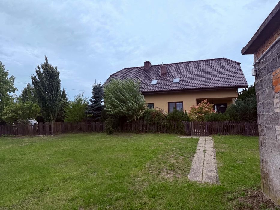 PRZESTRONNY DOM NA WSI – 5 pokoi, 3 łazienki, duże podwórko | cisza I natura