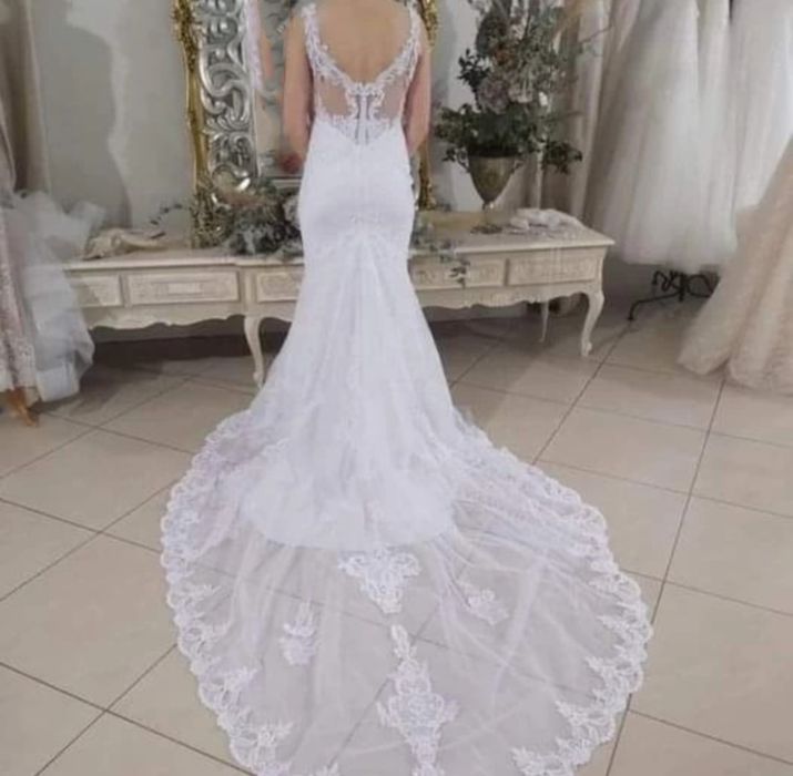 Biała suknia ślubna typu rybka