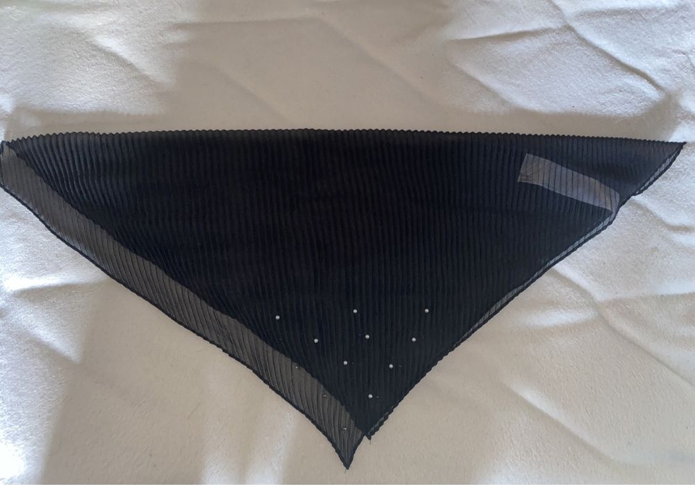 Lenço para o pescoço, preto plissado com pérolas da Stradivarius