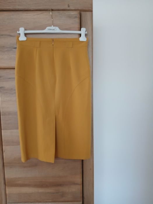 Spódnica za kolana  w ciemnożółtym  kolorze  38