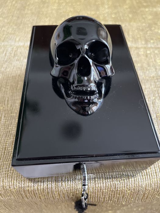 Подарункова скринька з черепом
