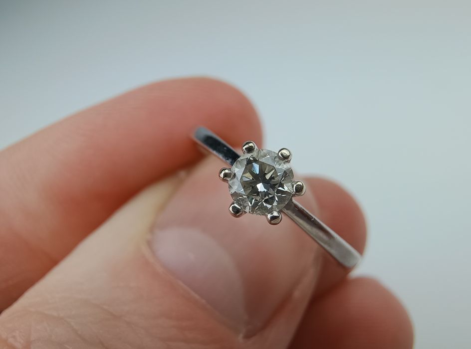 Złoty pierścionek z brylantem.