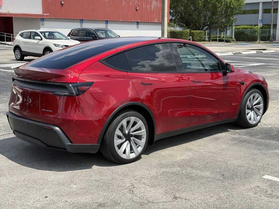 Tesla Model Y      2026