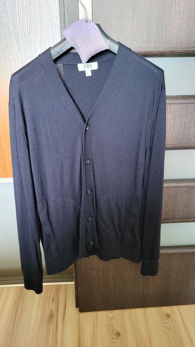 Sweter męski COS granatowy na koszulę