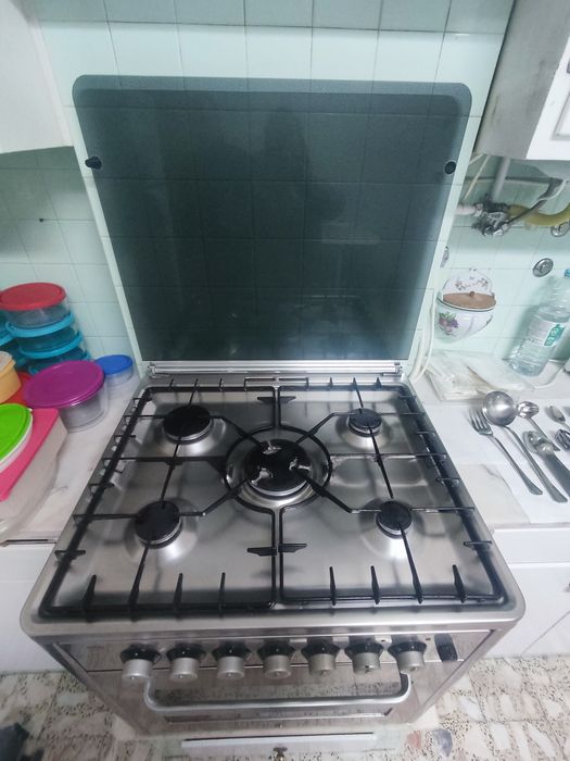 Fogão com 5 bicos a gás e forno. Como novo.