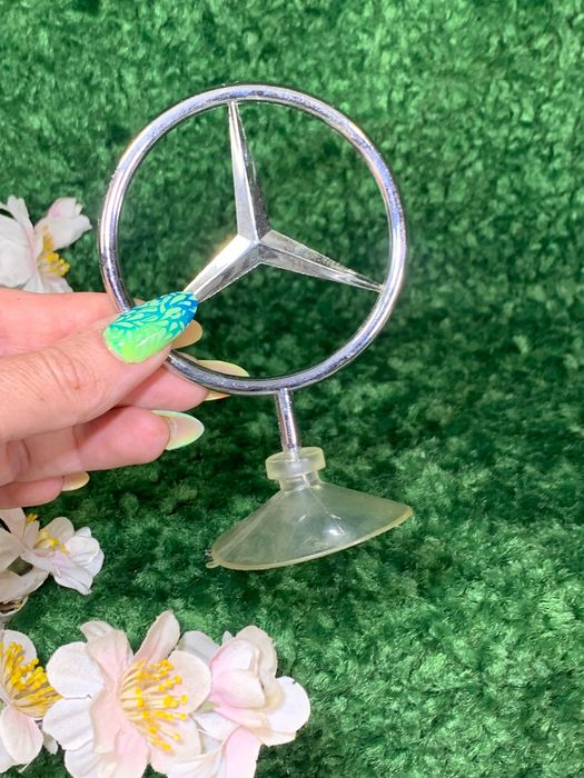 Емблема Mercedes-Benz на присосці – оригінальний сувенір