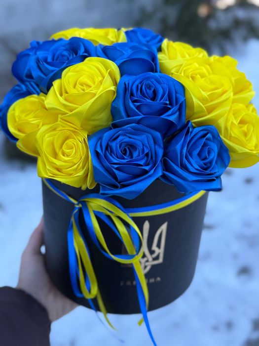 Композиція троянд з атласної стрічки