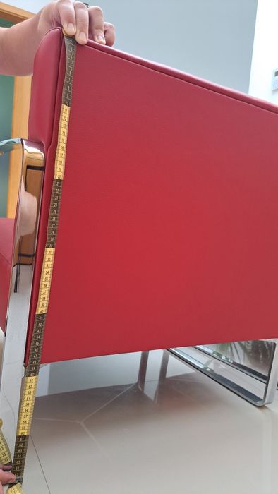 Cadeirão vermelho em pele