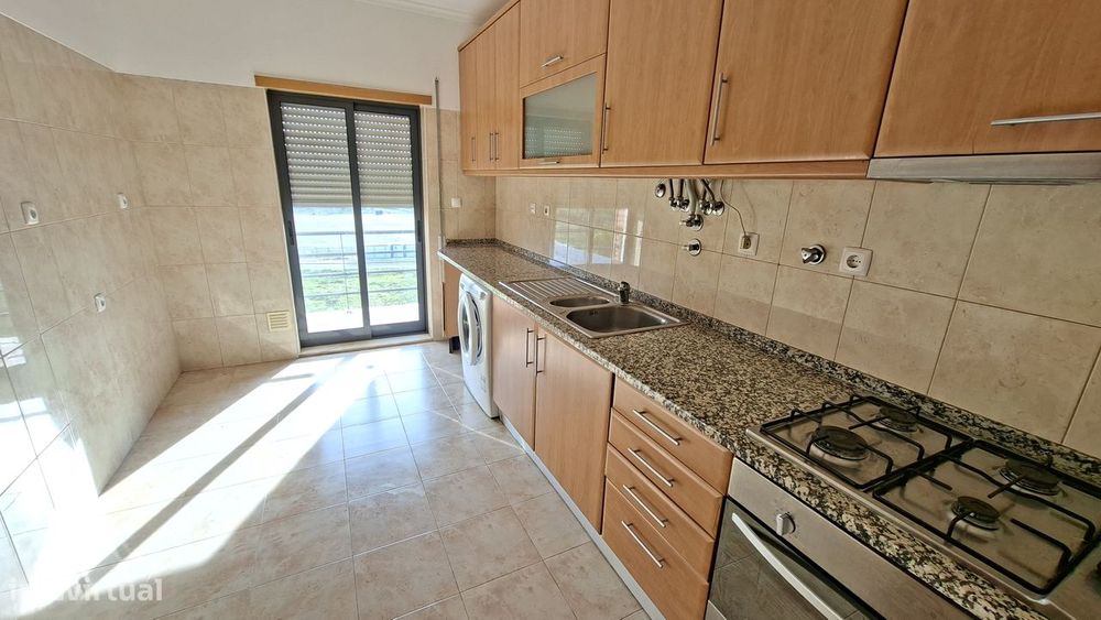 Apartamento T2 com 126m2, arrecadação e lugar  estacionamento Montijo.