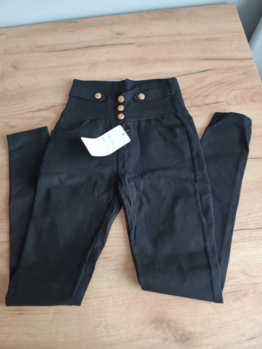 Spodnie czarne leginsy z ozdobnymi guzikami