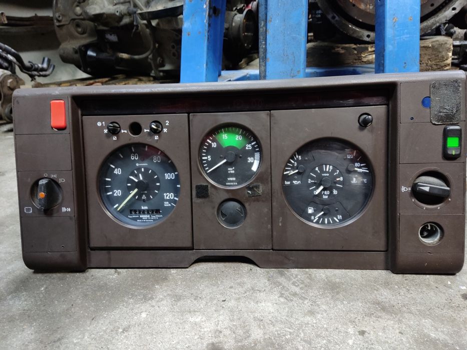 Щиток приборів Спідометр з Тахо Тахометр Mercedes 814 приборка