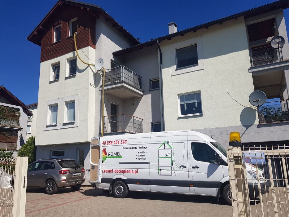 Ocieplanie poddasza poddaszy wdmuchiwanie izolacji celuloza wełna styr