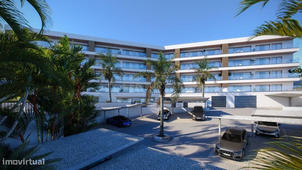 Exclusivo Apartamento T3 Mobilado na Calheta com Varanda e Conceito Re