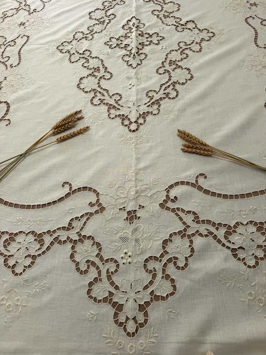 Magnífica toalha em linho, inteiramente bordada à mão em linho, bordados artesanais