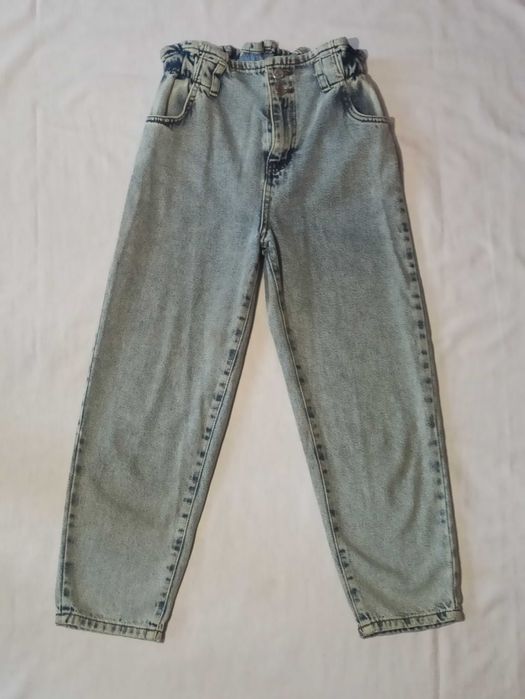 Джинси - мом для дівчинки.