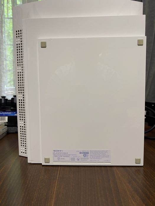 Біла SONY PS 3 CECHL00 гарний стан читає диски з першоі SONY