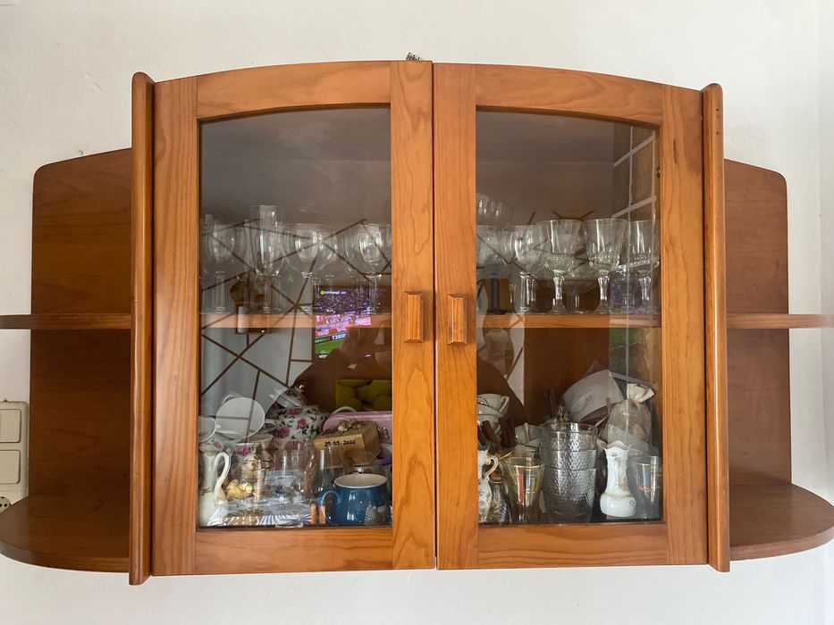 Cristaleira de madeira em ótimo estado