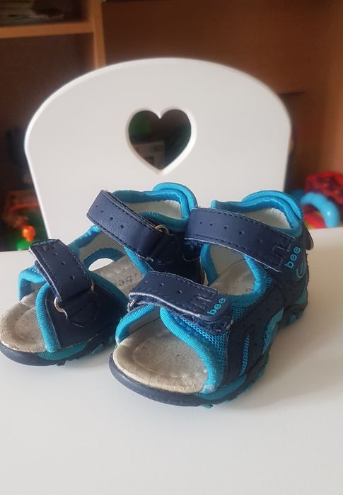 Продам детские босоножни р.19