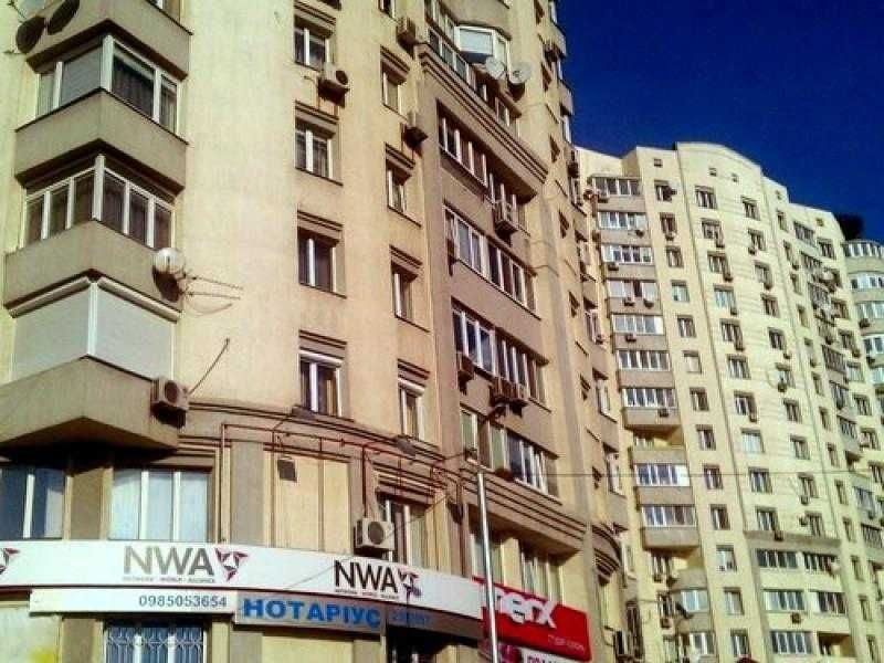 Метро Голосіївська  Сдається 3-кімнатна Голосіївський пр-т 68