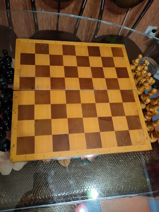 Деревянные игровые шахматы с доской 40-40 см.