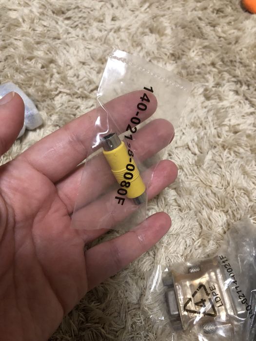 Різні шнури кабелі для компютера і супутникового приймача