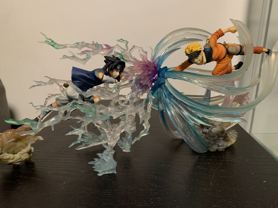 Duas figuras de Naruto e Sasuke