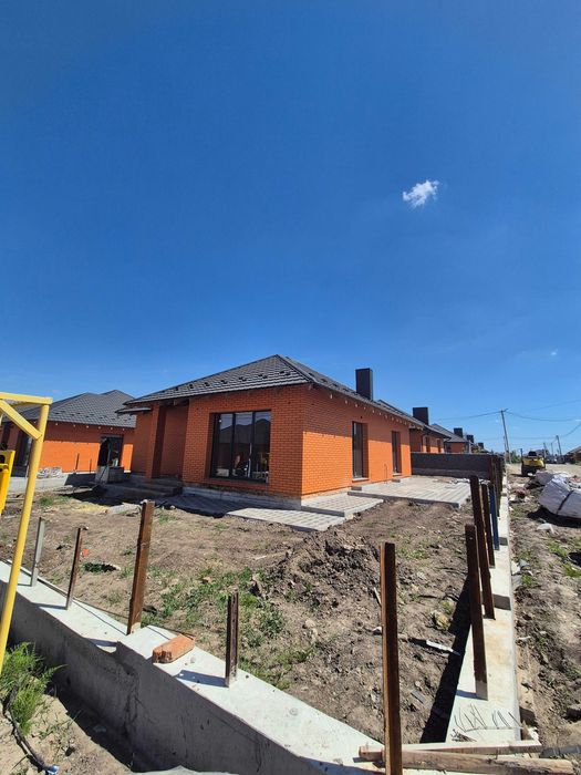 √ Продаж будинку з власним двором в тихому районі