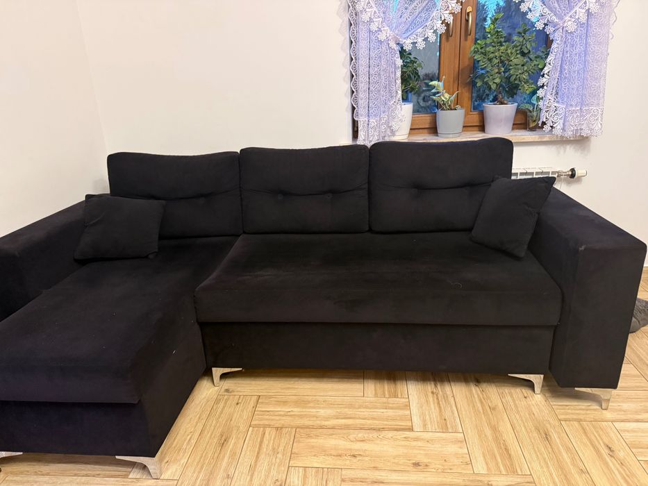 Wygodna czarna kanapa