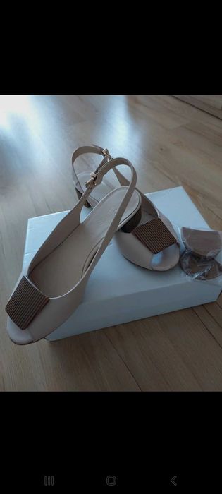 Bezowe sandalki skórzane
