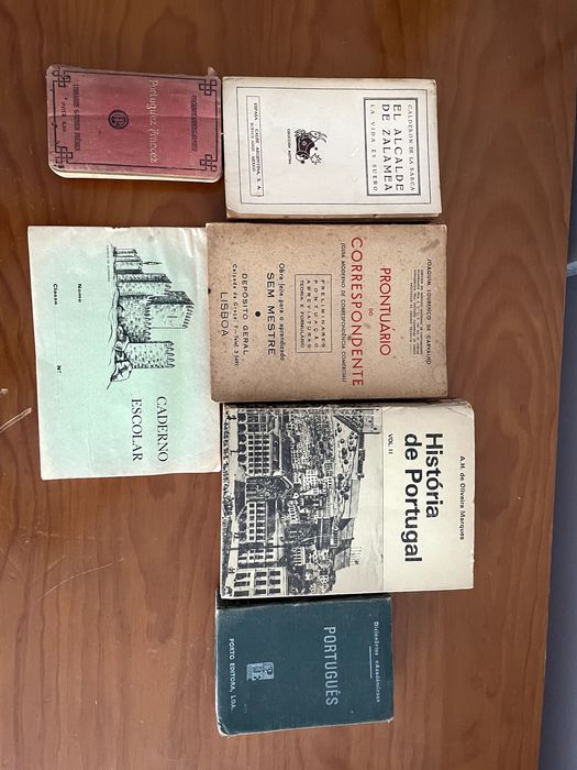 Livros e caderno antigo sem estar usado