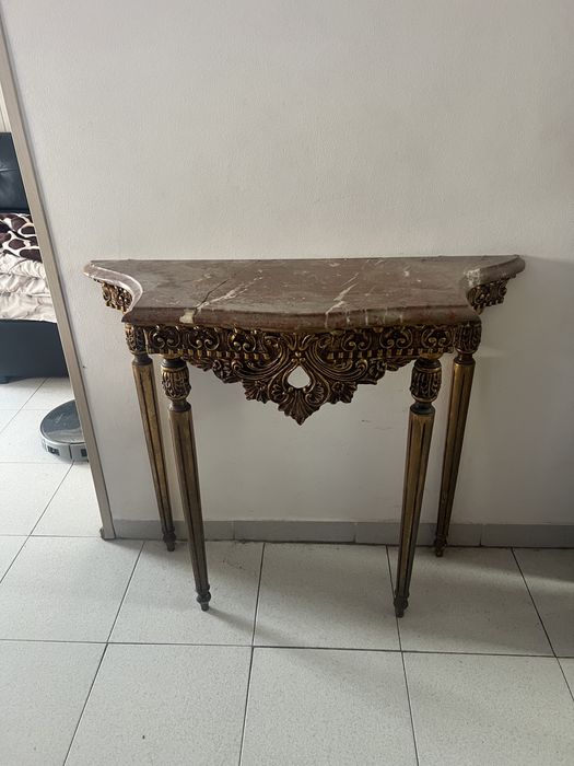Mesa de apoio antiga com pedra marmore