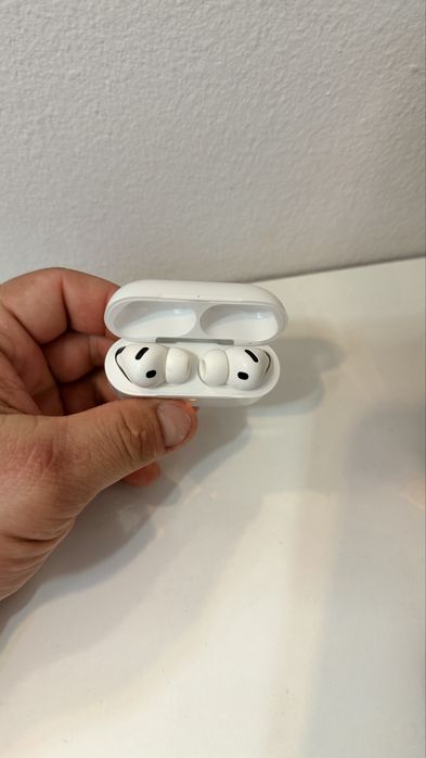 Vendo AirPods Pro 3 Original menos de 2 meses de uso com garantia de 3 anos do Auchan e 1 ano da Apple tenho a facura da compra