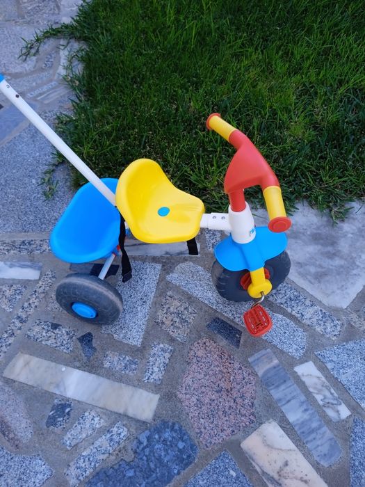 Triciclo de pedais e de empurrar