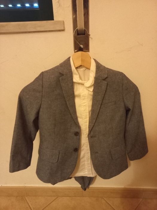 Vendo fato  clássico  de cerimónia com camisa branca  de menino tamanh