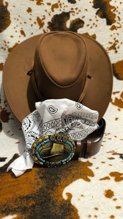 Jasnobrązowy kapelusz kowbojski brązowy pas i biała bandana western